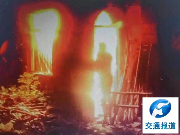 夜间巡查遇火情  交通执法显担当