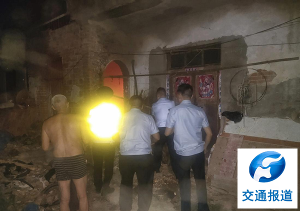 夜间巡查遇火情  交通执法显担当
